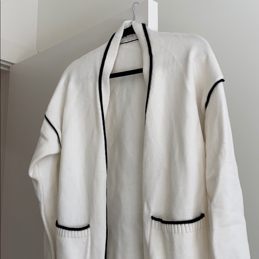 Mod ref white cardigan with black stitching